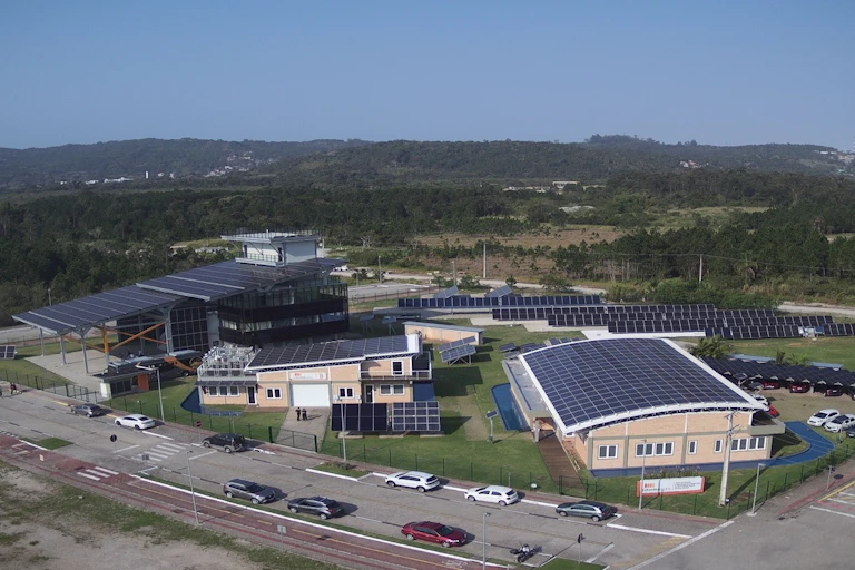 Imagem aérea de prédios com placas fotovoltaicas