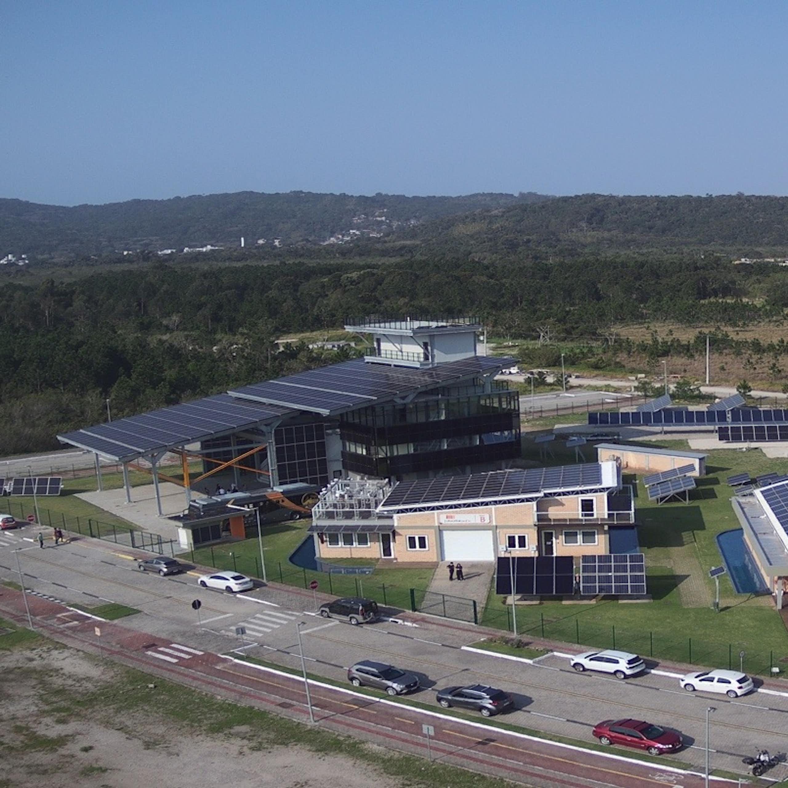 Imagem aérea de prédios com placas fotovoltaicas
