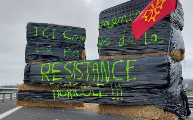 blocage de la route nationale Toulouse-Auch au niveau de L'Isle-Jourdain, avec le slogan "Ici commence le pays de la résistance agricole"