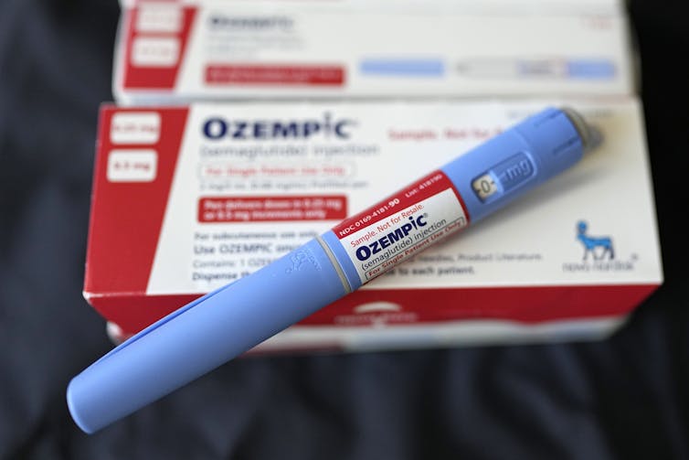 Un stylo d’injection pour le médicament Ozempic au-dessus de son emballage en carton