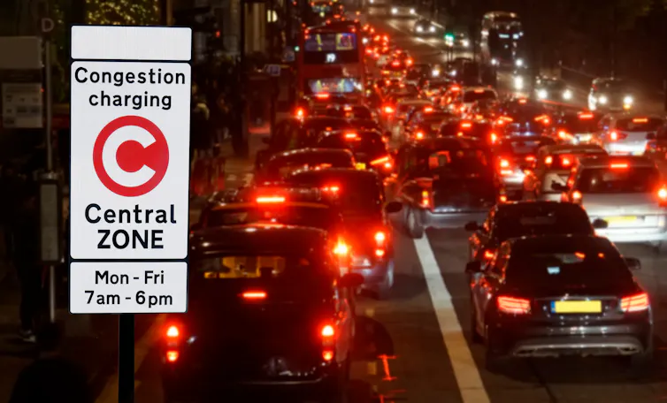 imagem de uma rua engarrafada com carros e ônibus em Londres