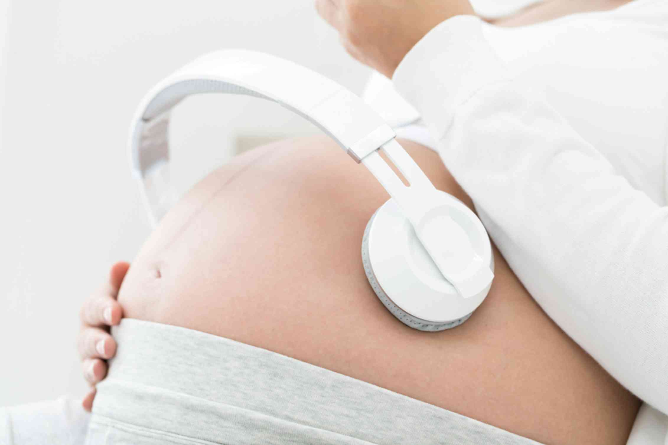 Музыка для малыша в утробе. Наушники на беременной. Наушники на беременный живот.