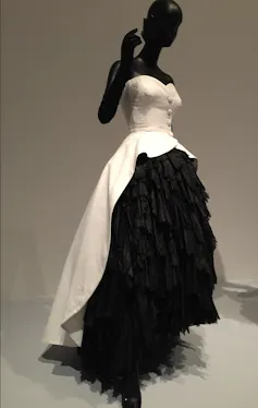 Une robe du soir crème et noire en soie et organza