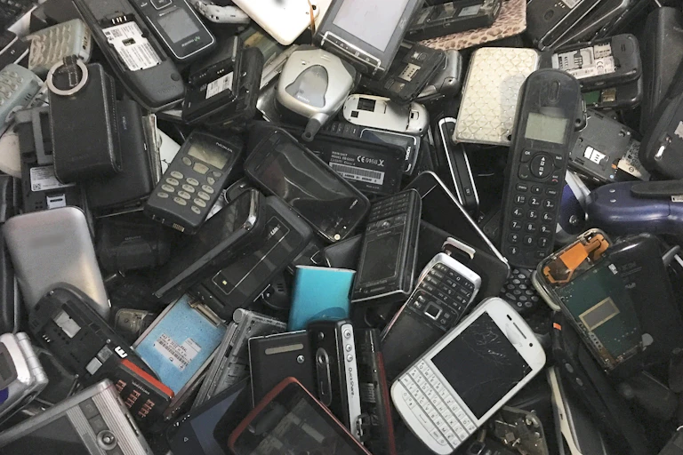 Un tas de téléphones et de smartphones usagés