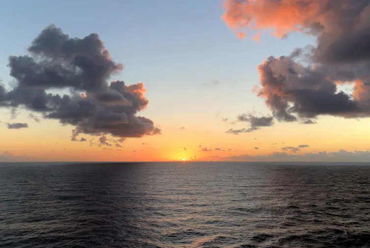 nascer do sol no Caribe Oriental