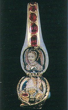 Ring showing two Tudor portraits.
