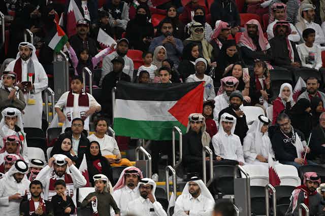 Drapeau palestinien dans les tribunes d'un stade au Qatar