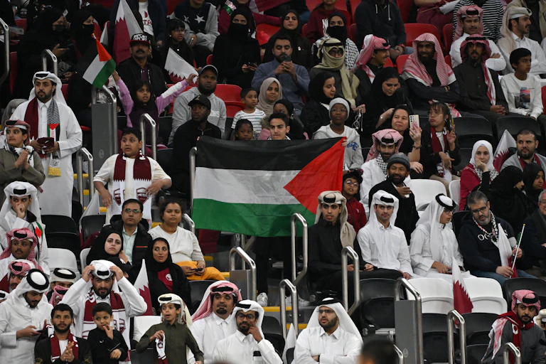 Drapeau palestinien dans les tribunes d'un stade au Qatar