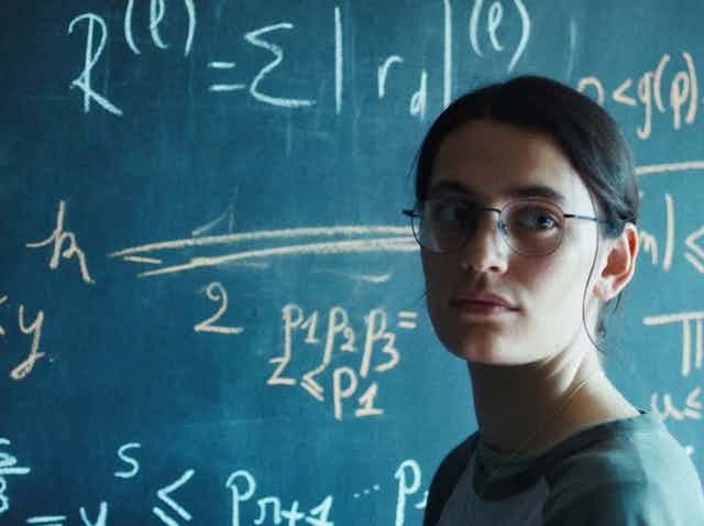 Photo de l’actrice Ella Rumpf joue le rôle d’une jeune mathématicienne dans le film « Le Théorème de Marguerite », d’Anna Novion.