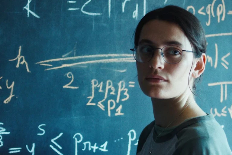 Photo de l’actrice Ella Rumpf joue le rôle d’une jeune mathématicienne dans le film « Le Théorème de Marguerite », d’Anna Novion.