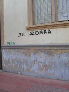 Pintada en una pared que pone 'Eli zorra'.