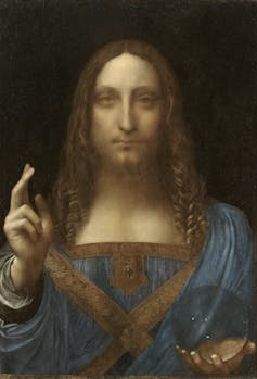 Figura de un Jesucristo con la mano apuntando al cielo.