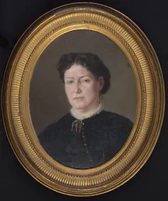 Retrato de una mujer vestida de negro que mira al frente.