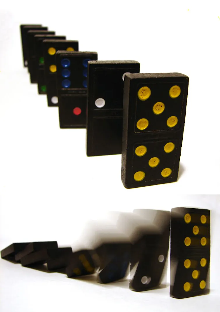 Las ondas sísmicas se transmiten como fichas de domino que se empujan las unas a las otras. Wikimedia Commons, CC BY