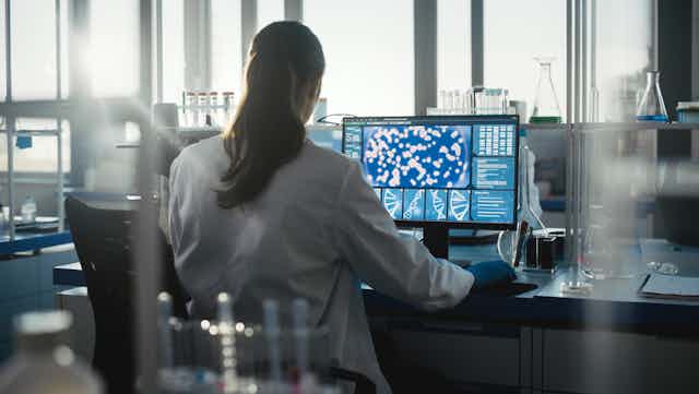 cientista trabalha em um computador em um laboratório