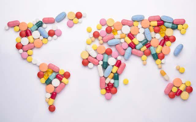 ilustração de um mapa mundi feito com pílulas