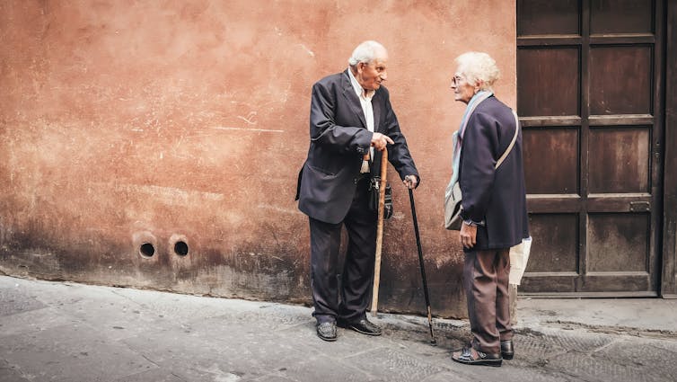 personnes âgées qui discutent dans la rue