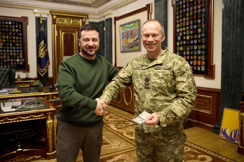 Зеленский опроверг планы по замене главкома ВСУ Сырского