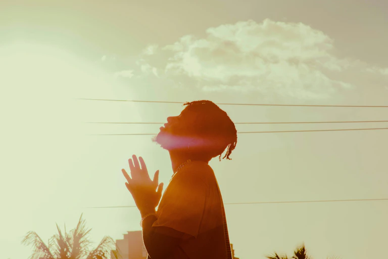 A man in profile looking up to the heavens.