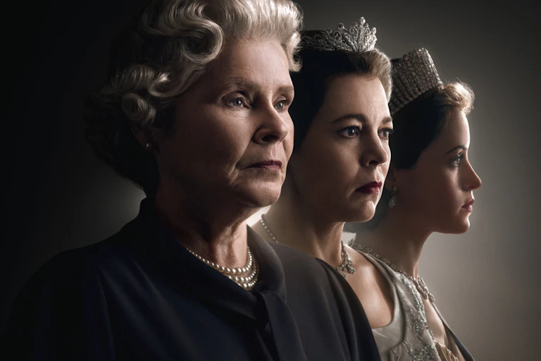 Imagen superpuesta de las tres actrices que han interpretado a Isabel II a lo largo de las seis temporadas de 'The Crown': Imelda Staunton, Olivia Colman y Claire Foy.