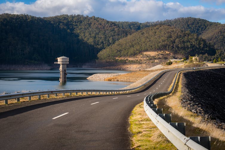 A road runs along the top of the Thomson Dam wall