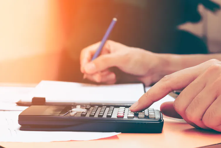 Calculatrice, papier et crayon