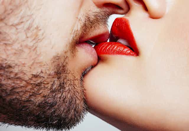 imagem em close-up de um homem e uma mulher se beijando