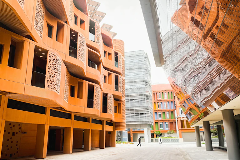 EAU, Abu Dhabi - 13 mars 2023 : Architecture écologique à Masdar City, Abu Dhabi