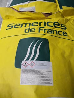 Avertissements sur un sac de semences traitées.