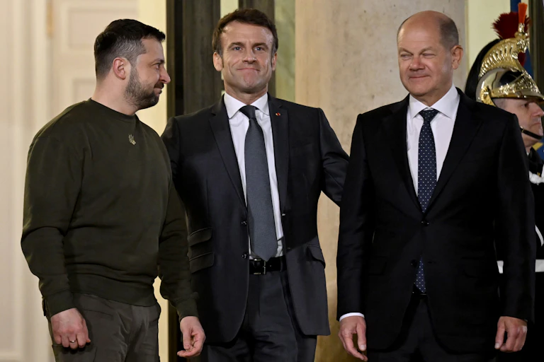 Emmanuel Macron entre Volodymyr Zelensky et Olaf Scholz
