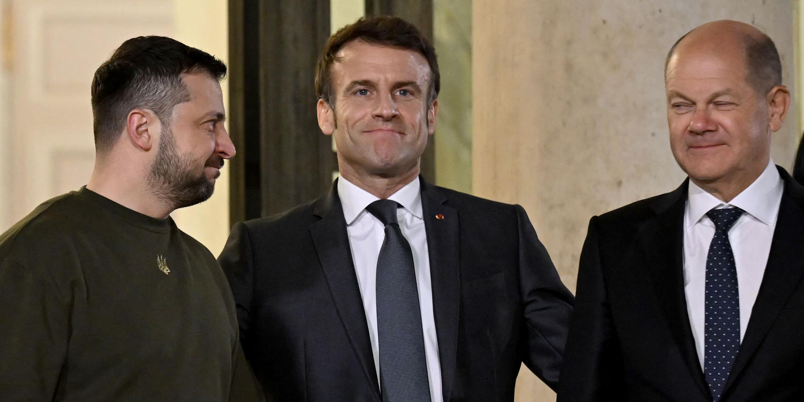 Emmanuel Macron entre Volodymyr Zelensky et Olaf Scholz