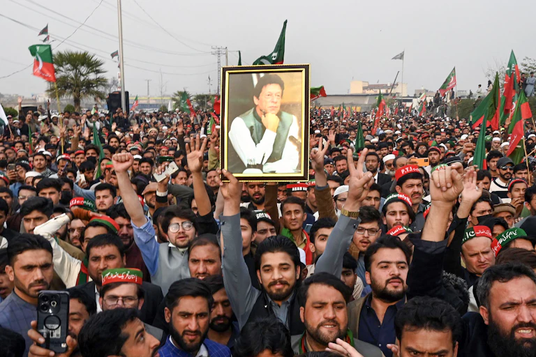 Foule de partisans du PTI brandissant un portrait d'Imran Khan