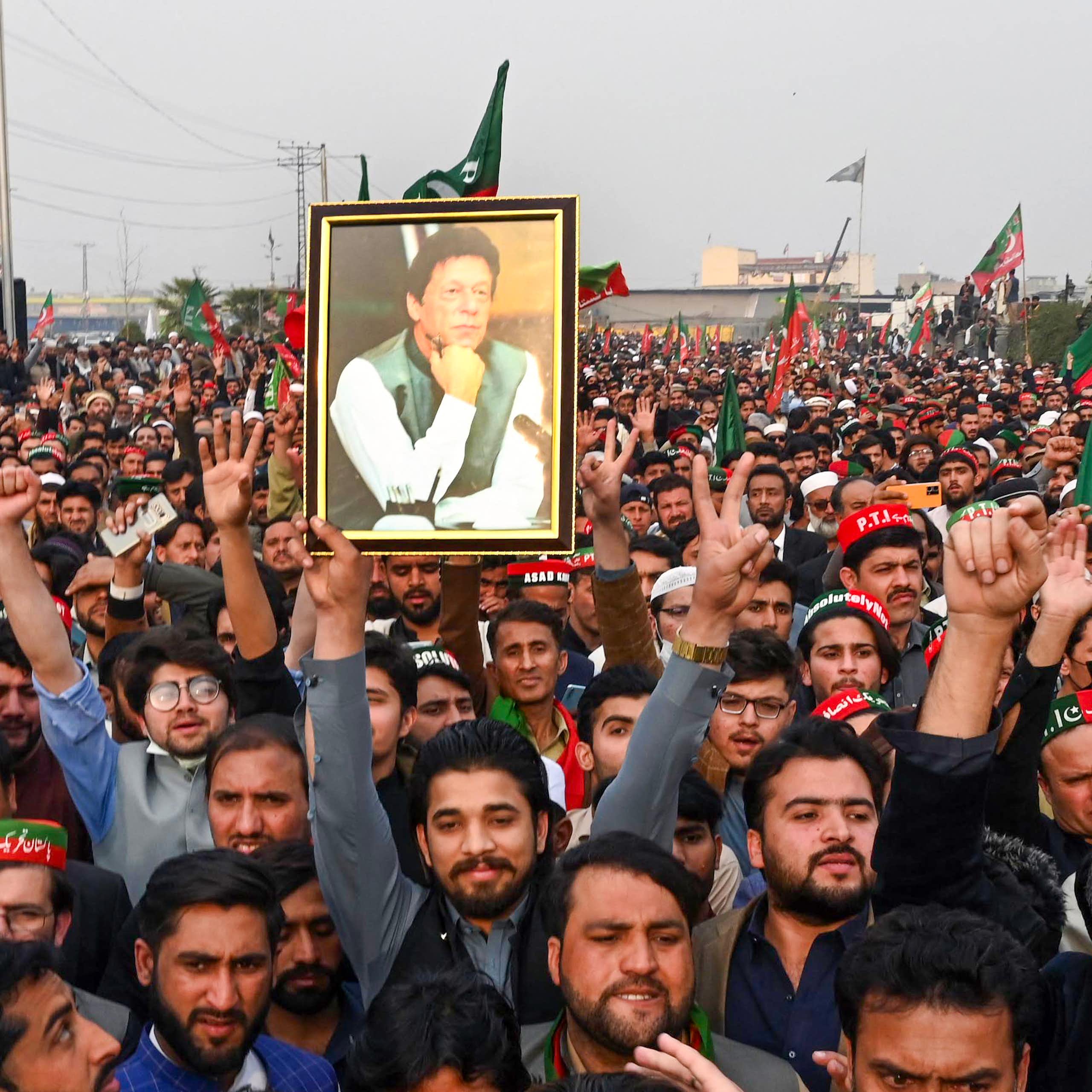 Foule de partisans du PTI brandissant un portrait d'Imran Khan