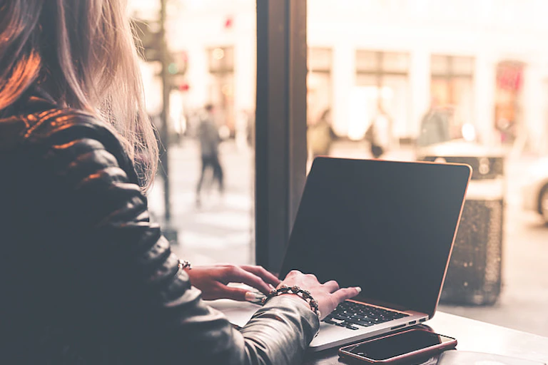 Femme en télétravail