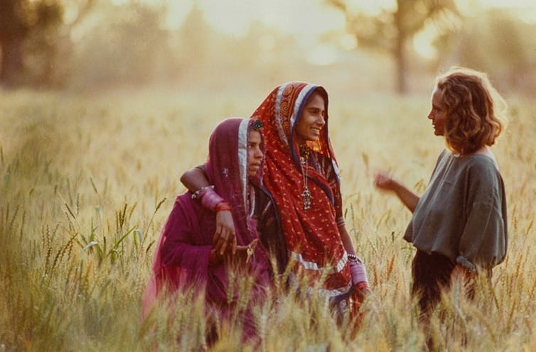 Robyn Davidson greets two Indian women in Rajastan.