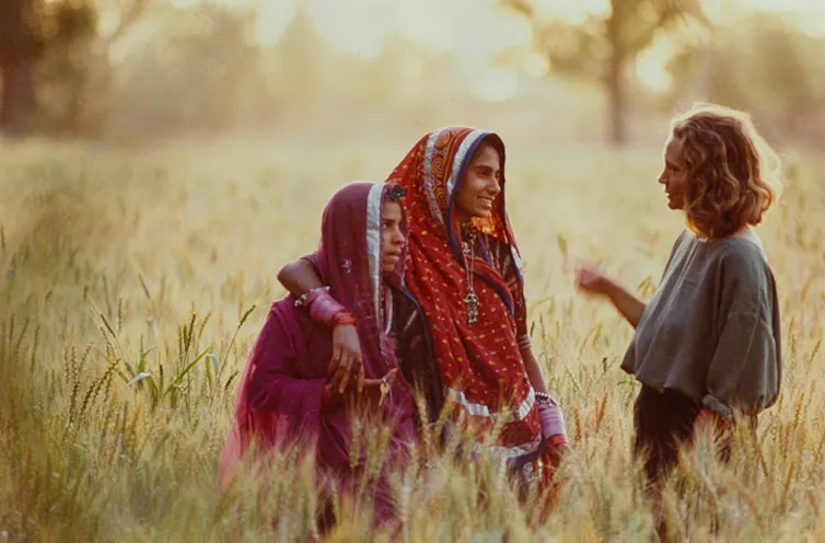 Robyn Davidson greets two Indian women in Rajastan.