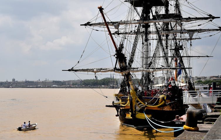 voilier ancien sur un fleuve couleur marron