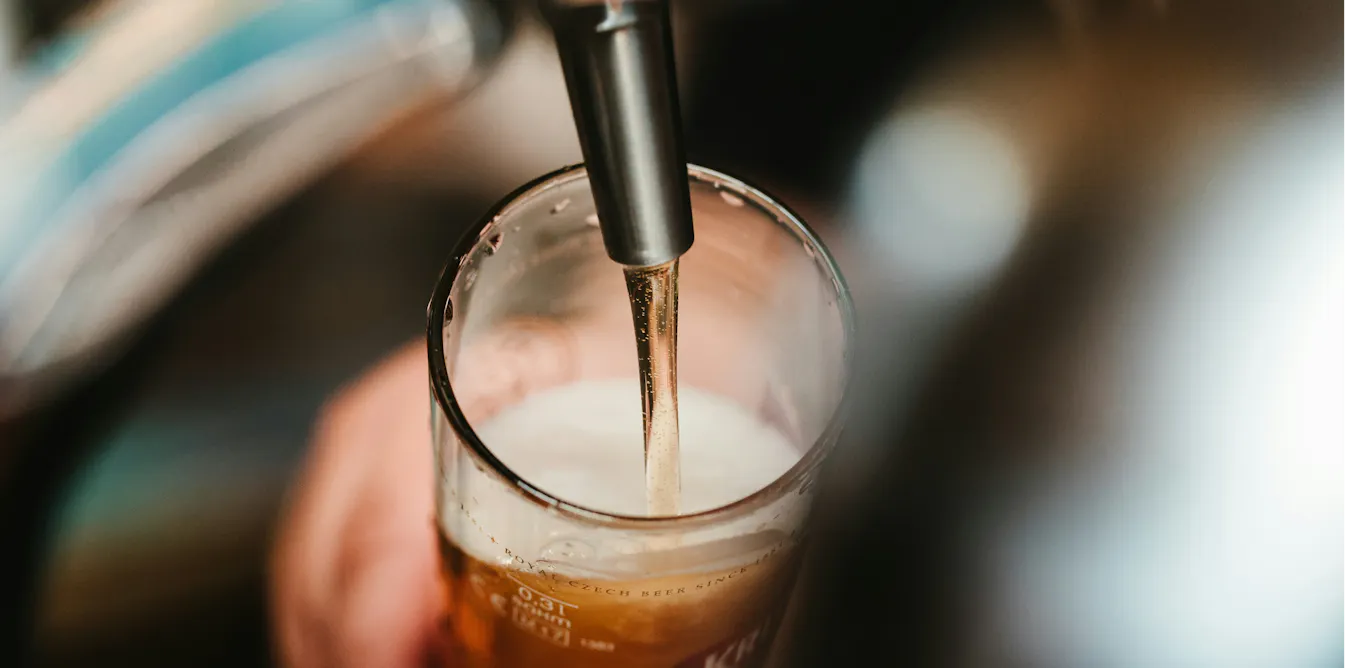 Pourquoi la bière mousse-t-elle moins quand on penche le verre ? Pourquoi la bière mousse-t-elle moins quand on penche le verre ?