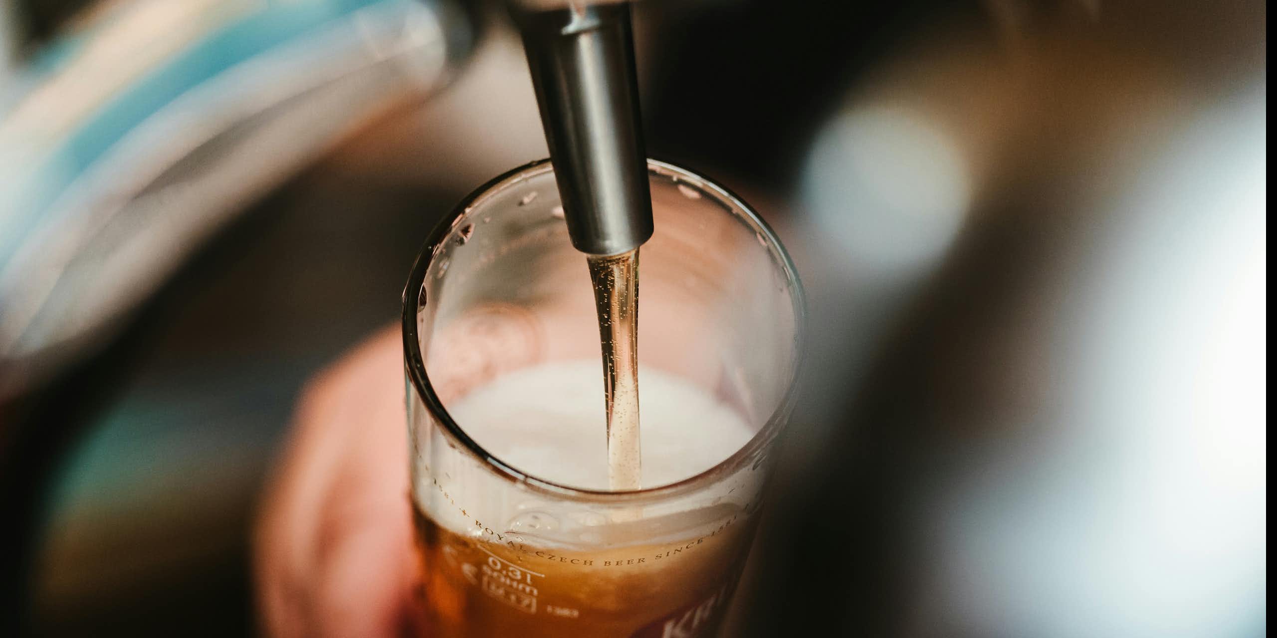 Photographie d'une bière qui coule dans un verre.