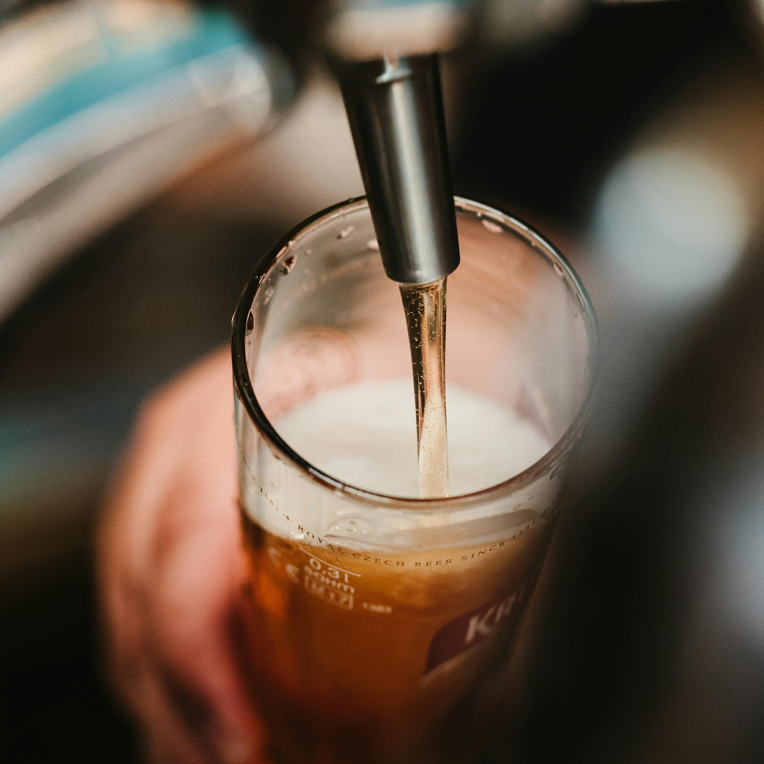 Photographie d'une bière qui coule dans un verre.