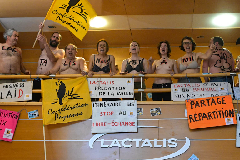 Militantes et agricultrices se mobilisent autant que leurs homologues masculins mais demeurent souvent invisibles dans les médias et les discours politiques. Ici, une manifestation contre Lactalis à Laval, le 21 février 2024, en amont du Salon de l'agriculture.