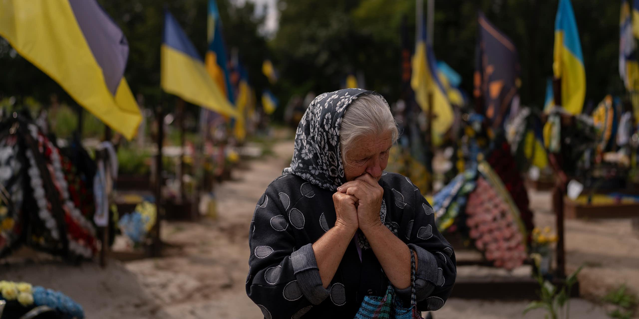 Sepulturas sem identificação, repressão violenta e apagamento cultural: o devastador custo humano da invasão russa na Ucrânia