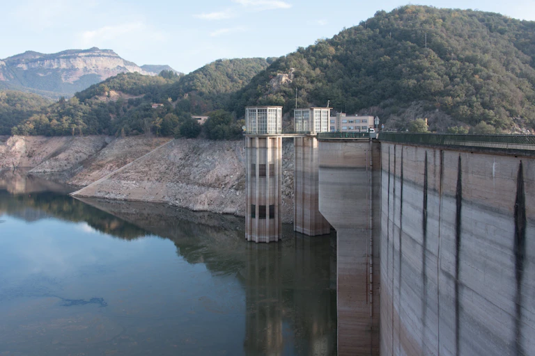 Embalse con un nivel de agua bajo.