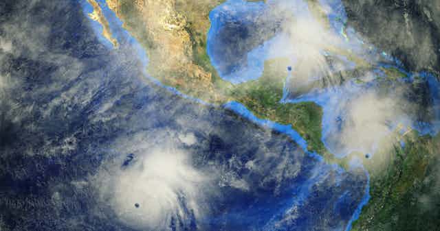 Imagem de satélite com três grandes tempestades tropicais em torno do México e América Central