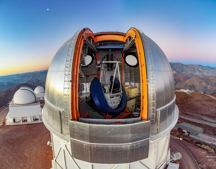 Cúpula del telescopio Blanco abierta
