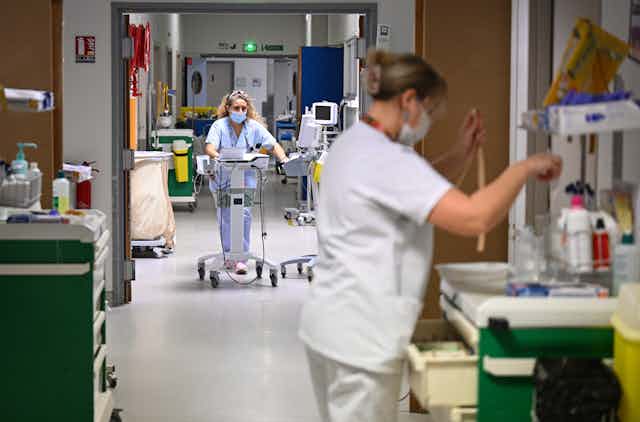 Une infirmière pousse du matériel au service des urgences de l'hôpital Emile Muller à Mulhouse, le 16 janvier 2023. 