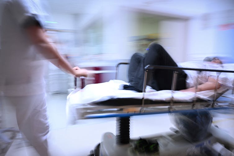 Une infirmière pousse un patient sur un brancard au service des urgences de l’hôpital Emile Muller à Mulhouse, le 16 janvier 2023