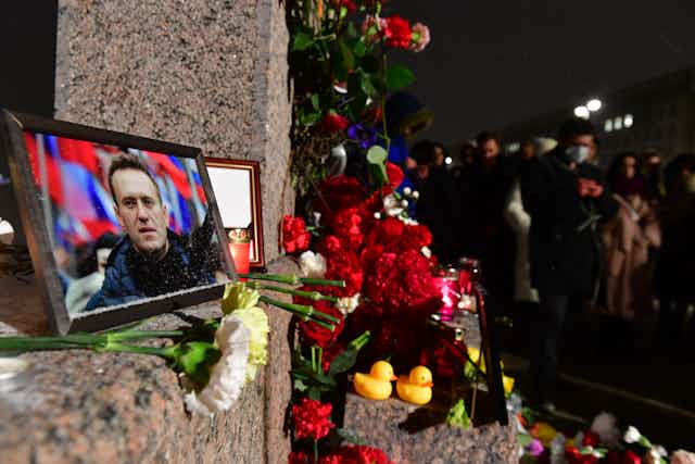 Photo d'Alexeï Navalny entourée de fleurs