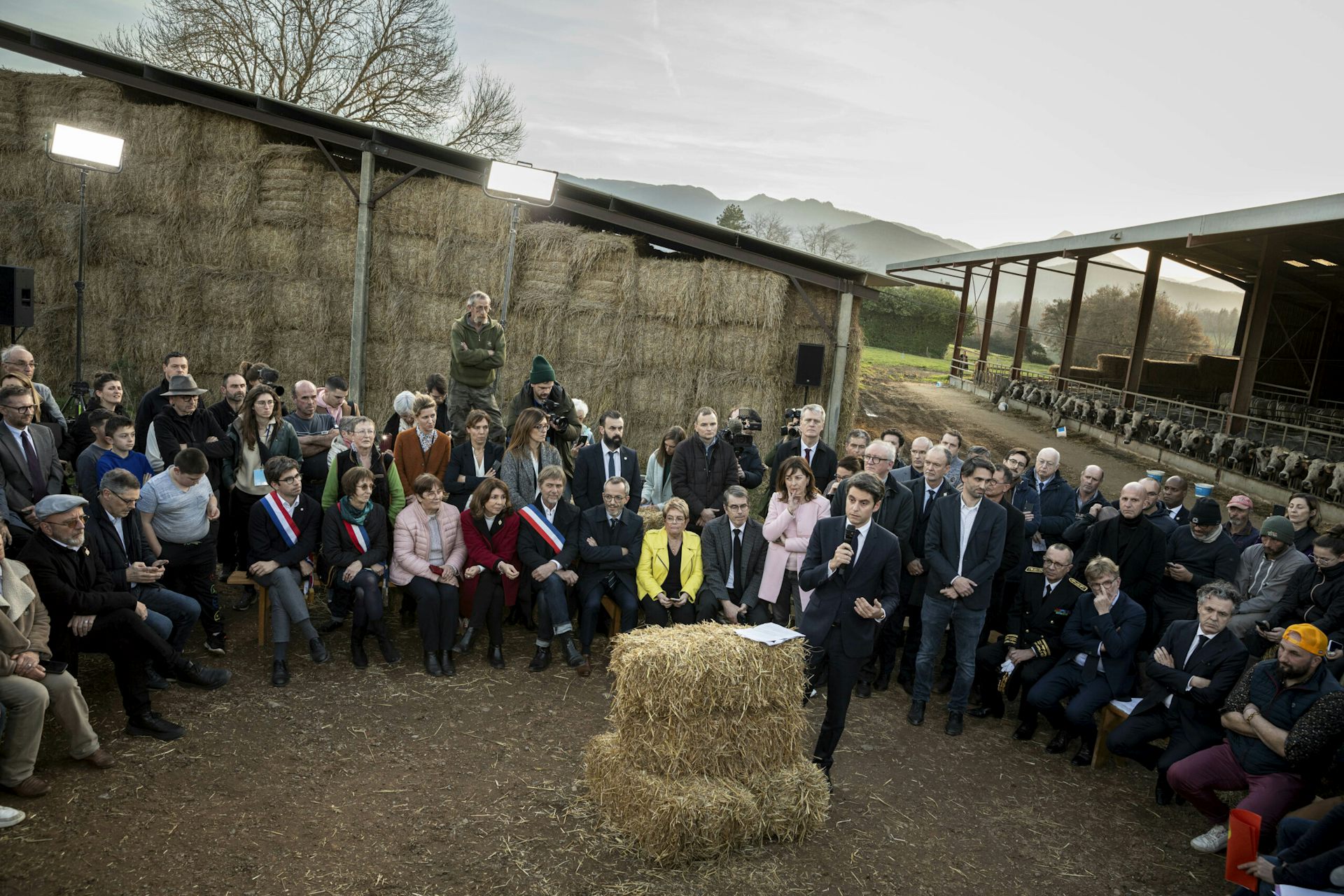 Gabriel Attal en visite dans une ferme d’Occitanie