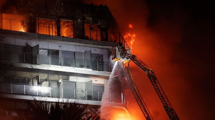 Edificio con un incendio